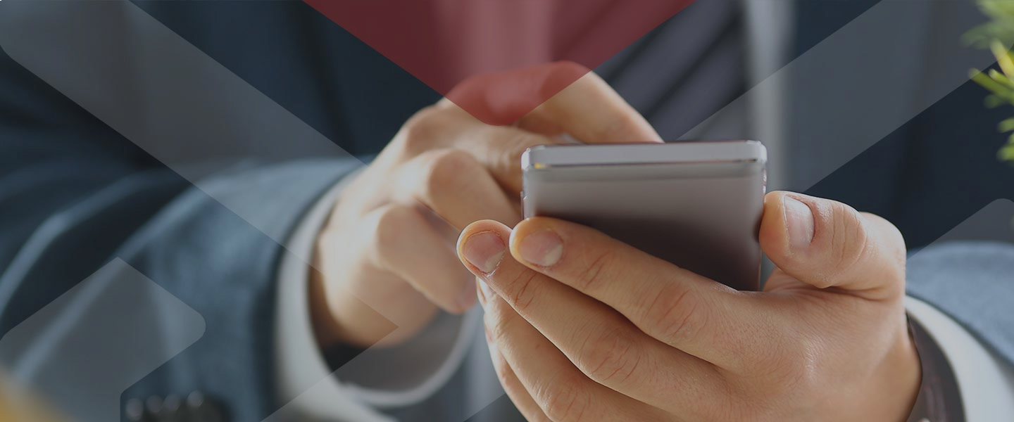 Professionnel en costume utilisant un smartphone pour contacter HDM