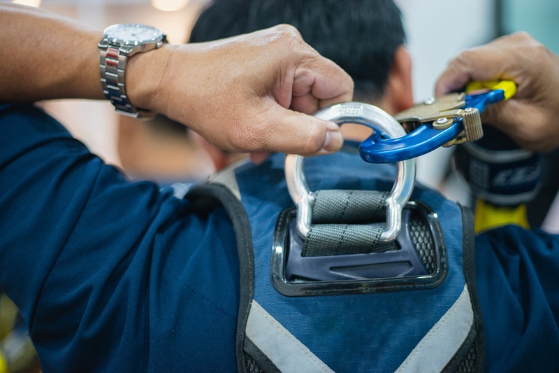 Équipements pour éviter les chutes de hauteur dans le BTP : guide complet